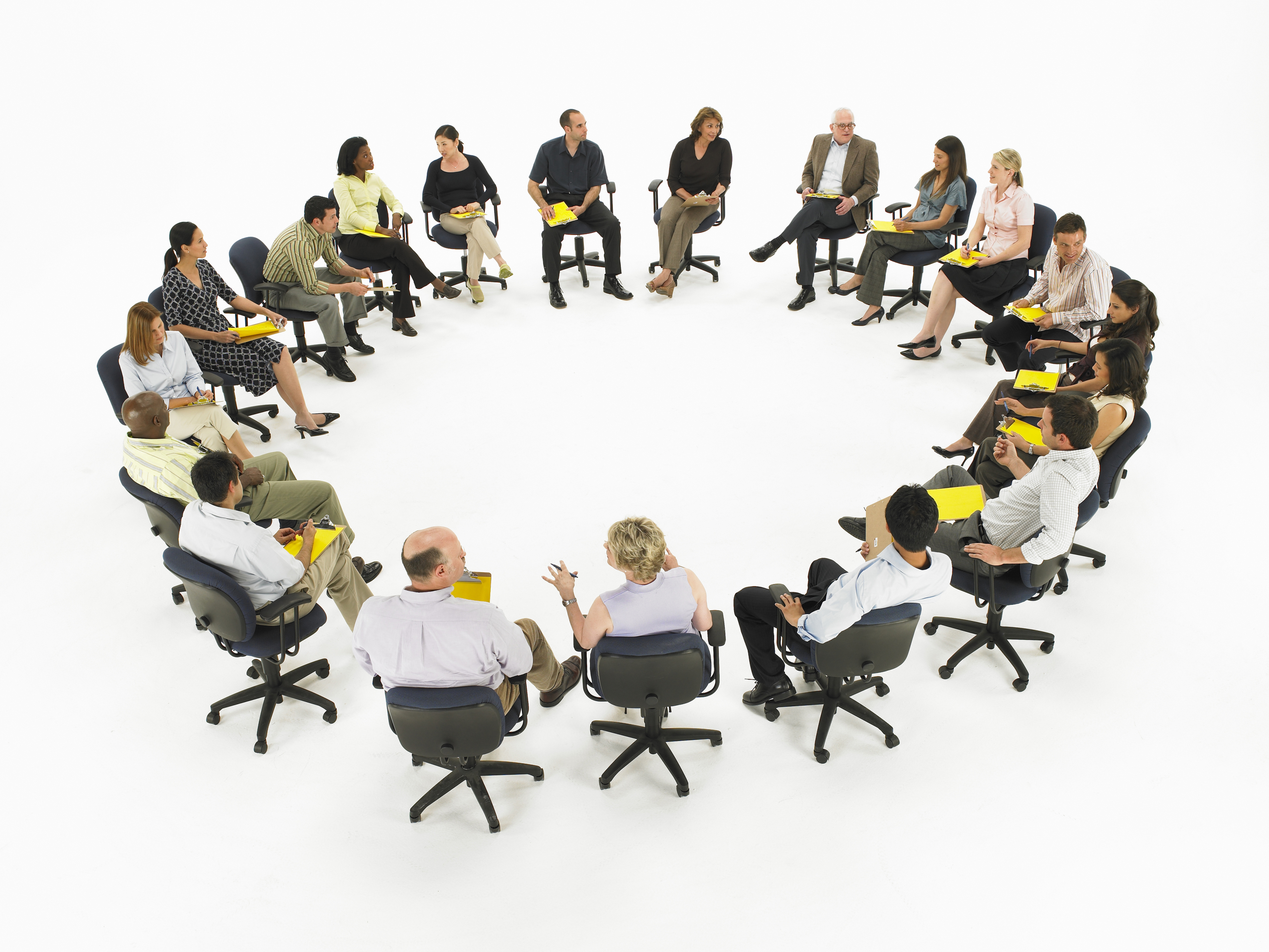 Обучение групп может быть. Групповой психологический тренинг. Тренинги для персонала. Люди сидят в кругу. Тренинги для сотрудников.